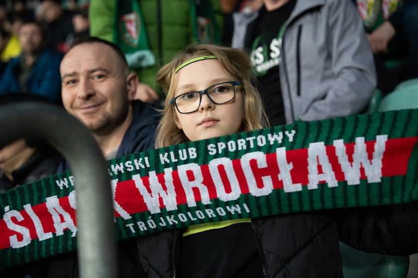 Kibice na meczu Śląska z Widzewem (2 marca 2024) na Tarczyński Arenie